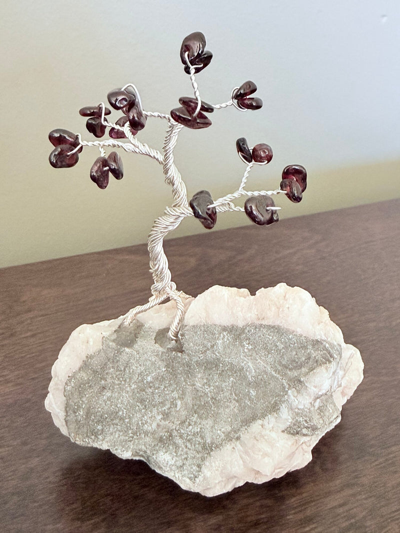 Arbre de gemmes, grenat rouge sur dolomite du Québec