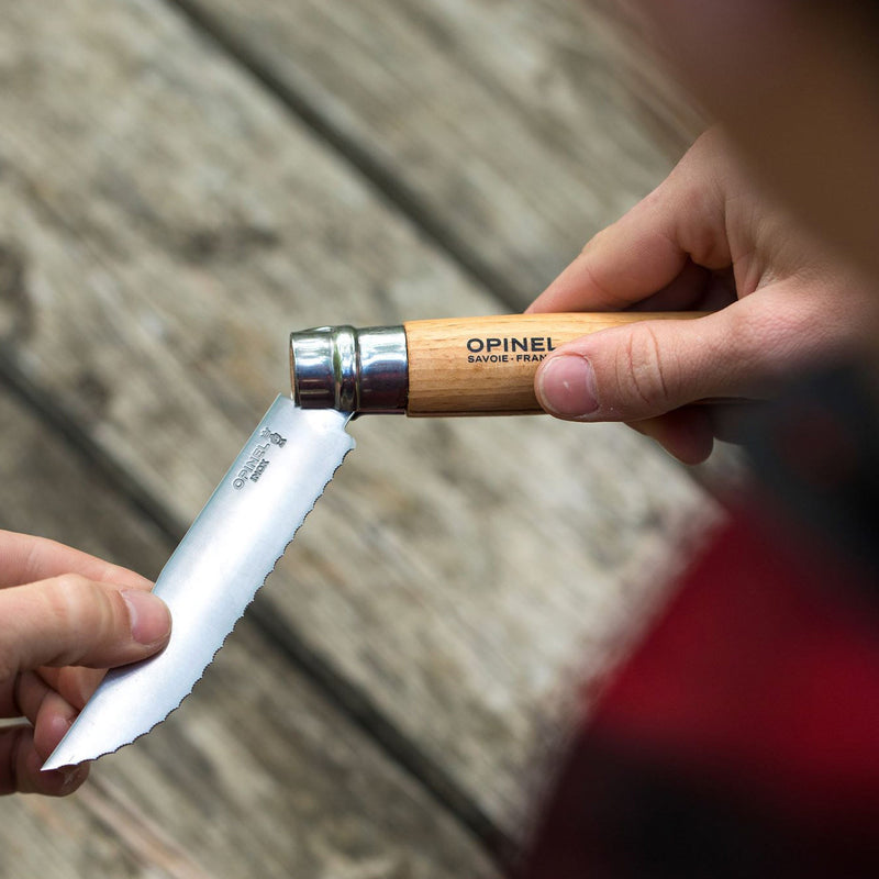 Détail de la lame crantée du couteau Opinel no 12