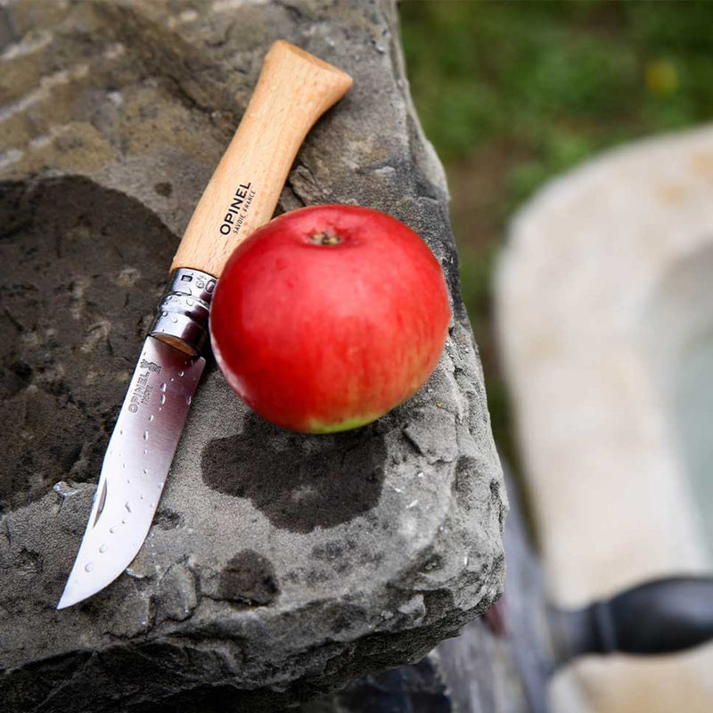 Couteau Opinel no 9 avec une pomme, en pause de randonnée