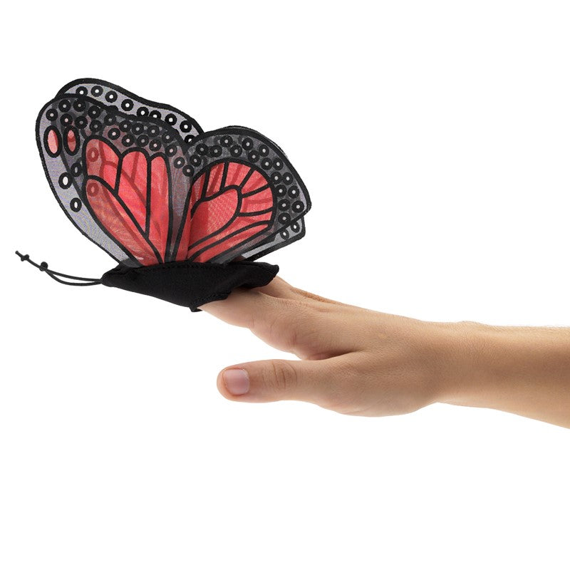 Marionnette à doigt Papillon monarque Folkmanis posée sur un doigt