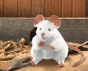 Marionnette Souris blanche Folkmanis en décor de grange