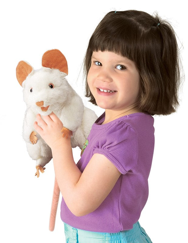 Marionnette Souris blanche Folkmanis manipulée à la main par une enfant