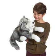Marionnette Loup Folkmanis manipulée à la main par un enfant