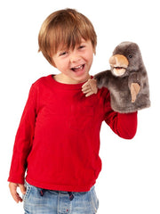 Marionnette Petite taupe Folkmanis portée à la main par un enfant