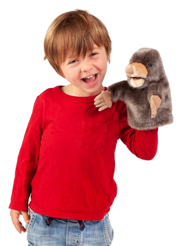 Marionnette Petite taupe Folkmanis portée à la main par un enfant